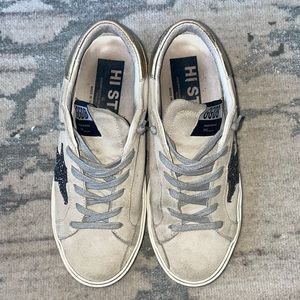 Golden Goose Hi Star sneaker. Cream/gold